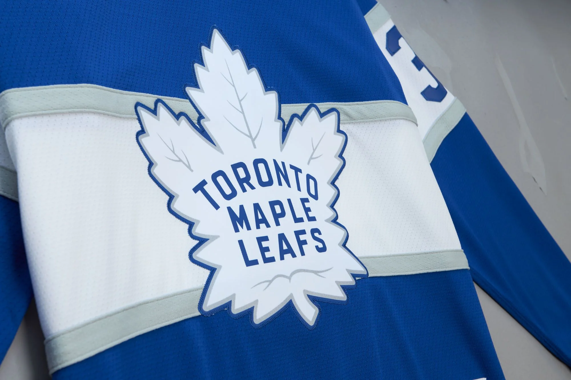 Men's Mitchell & Ness Nhl Centennial Classic Jersey Maple Leafs 2017 Auston Matthews - Image 3